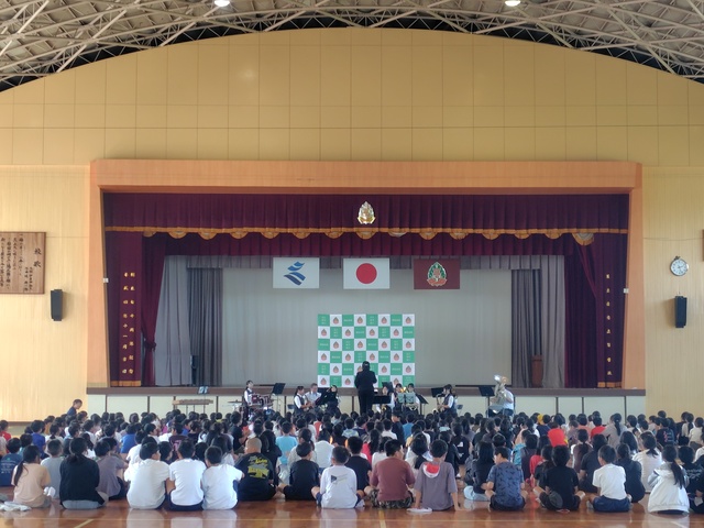 演奏を聴く小学生